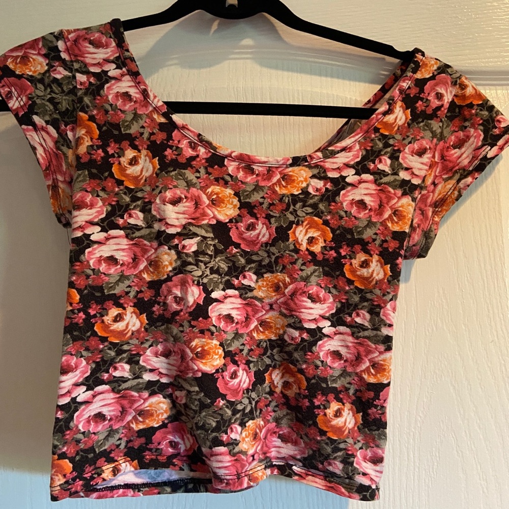 LA Hearts flower crop top with cut-out in the back